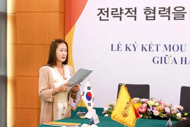 Bà Kim Ju Won, Phó Chủ tịch DB Group phát biểu tại lễ ký kết hợp tác chiến lược. Bà Kim Ju Won, Phó Chủ tịch DB Group phát biểu tại lễ ký kết hợp tác chiến lược.