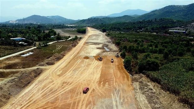 Thi công trên tuyến cao tốc Bắc-Nam đoạn Vân Phong-Nha Trang. (Ảnh: Huy Hùng/TTXVN)