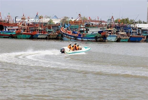 Cán bộ, chiến sỹ đồn Biên phòng Rạch Gốc (Bộ đội Biên phòng tỉnh Cà Mau) tuần tra, kiểm soát trên vùng cửa biển Cà Mau. (Ảnh: Hồng Đạt/TTXVN) 