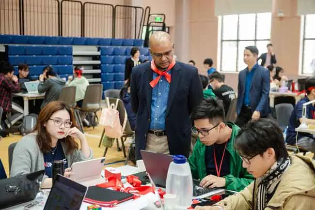 Giáo sư Rohit Verma cùng các sinh viên VinUni Giáo sư Rohit Verma cùng các sinh viên VinUni