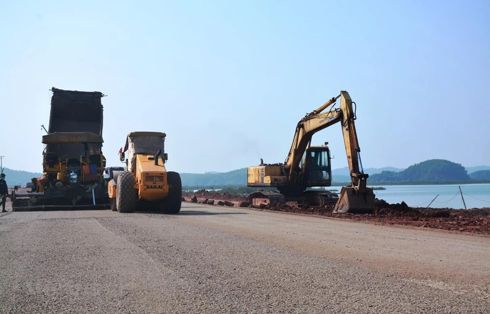 Nhà thầu thi công một dự án cao tốc Bắc-Nam phía Đông. (Ảnh: CTV/Vietnam+)