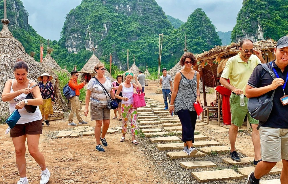 Du khách quốc tế thăm quan bối cảnh phim trường "Kong: Skull Island" tại Ninh Bình, vào tháng 8/2019, trước thời điểm khu này phải tháo dỡ. (Ảnh: Mai Mai/Vietnam+)