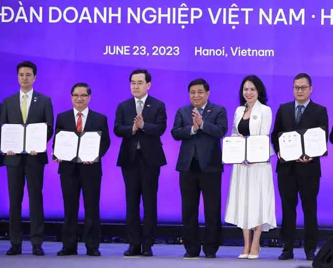 Bà Nguyễn Thị Thanh Bình, Chủ tịch HĐQT T&T Energy (thứ hai từ phải sang) và ông Henry(Hyeongwook) Choo, Chủ tịch SK E&S (ngoài cùng bên trái) trao biên bản ghi nhớ hợp tác phát triển các dự án điện khí LNG Bà Nguyễn Thị Thanh Bình, Chủ tịch HĐQT T&T Energy (thứ hai từ phải sang) và ông Henry(Hyeongwook) Choo, Chủ tịch SK E&S (ngoài cùng bên trái) trao biên bản ghi nhớ hợp tác phát triển các dự án điện khí LNG