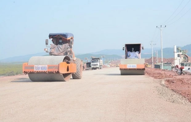 Nhà thầu triển khai thi công đoạn tuyến cao tốc Bắc-Nam phía Đông. (Ảnh: Việt Hùng/Vietnam+)