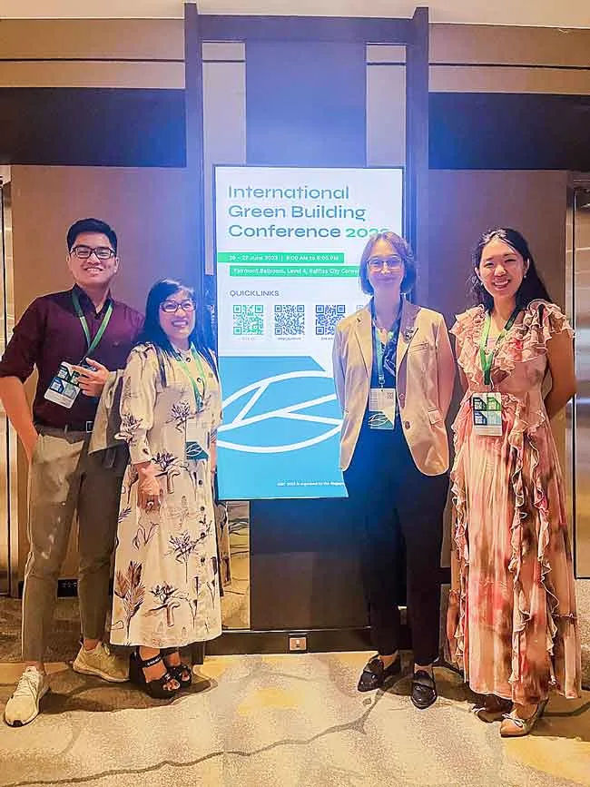 CEO Lưu Thị Thanh Mẫu (thứ 2 – từ trái qua) chụp ảnh cùng với Ms. Cristina Gamboa (thứ 3 – từ trái) và Ms. Joy Gai