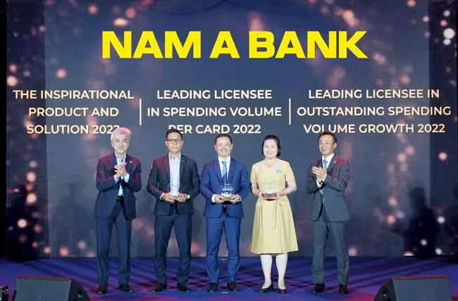 Đại diện Nam A Bank vinh dự nhận các giải thưởng từ JCB