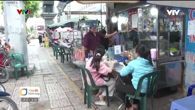 Vỉa hè không chỉ dùng cho mục đích giao thông mà còn là nơi tạo sinh kế, là nơi kiếm sống của nhiều người