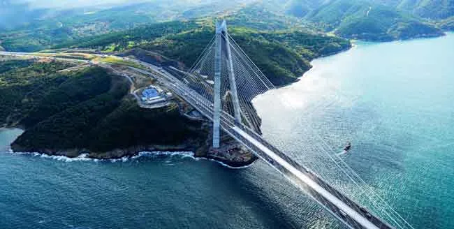 Cầu Bosporus III nằm ở phía đông bắc biển Marmara nối với biển Đen, kết nối 2 bờ Âu – Á nên có nhiều cảng biển thương mại quốc tế quan trọng. Cầu Bosporus III nằm ở phía đông bắc biển Marmara nối với biển Đen, kết nối 2 bờ Âu – Á nên có nhiều cảng biển thương mại quốc tế quan trọng.