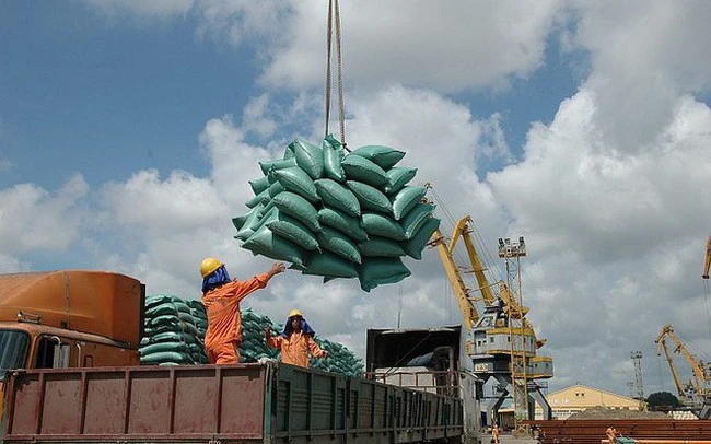 Tổng cục Quản lý thị trường tăng cường kiểm tra các cơ sở kinh doanh nhằm kiểm soát nguồn cung, giá bán, ngăn chặn các hành vi đầu cơ mặt hàng gạo... Hình minh họa.