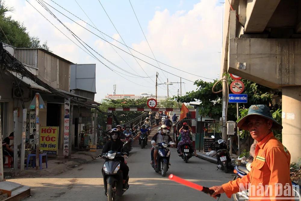Trước đây, việc đi lại của người dân tại hai xã Nhơn Đức và Phước Kiển đều phải phụ thuộc vào cầu sắt Long Kiểng (cũ) được xây dựng từ năm 1976. Cây cầu chỉ rộng 3m và dài hơn 100m nên thường xuyên kẹt xe vào giờ cao điểm.