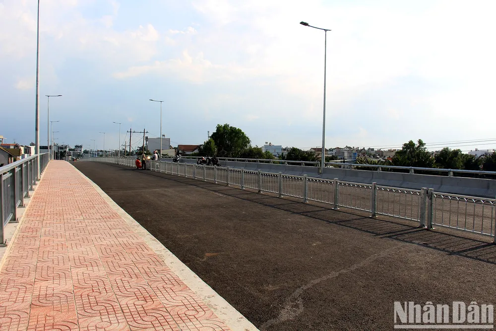 Do vướng giải phóng mặt bằng nên dự án tạm ngưng thi công 3 năm. Đến tháng 9/2022, Ủy ban nhân dân huyện Nhà Bè mới giao toàn bộ mặt bằng cho chủ đầu tư. Sau khi nhận mặt bằng, Ban Quản lý dự án đầu tư xây dựng các công trình giao thông Thành phồ Hồ Chí Minh đã gấp rút triển khai thi công.