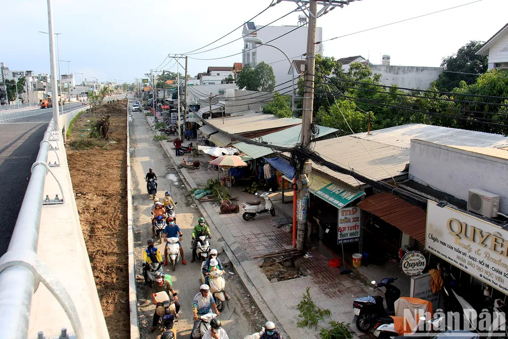 Riêng nhánh N1, N3 (bên phải tuyến) đang hoàn thiện lớp cấp phối đá dăm. Tương tự, gói thầu chiếu sáng cũng đã hoàn thành phần chiếu sáng trên tuyến chính, đường dân sinh N2, N4 và đang tiếp tục hoàn thiện phần chiếu sáng trên tuyến dân sinh N1, N3".