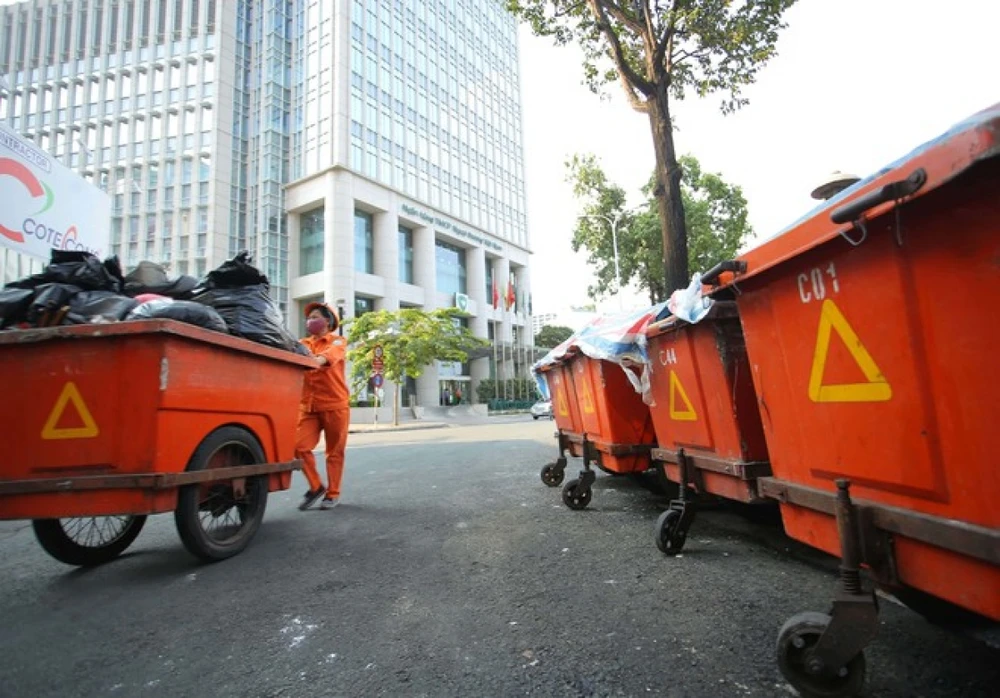 Người dân vẫn bỏ chung các loại rác vào một thùng đựng duy nhất, kể cả những nơi có sẵn thùng rác phân loại.