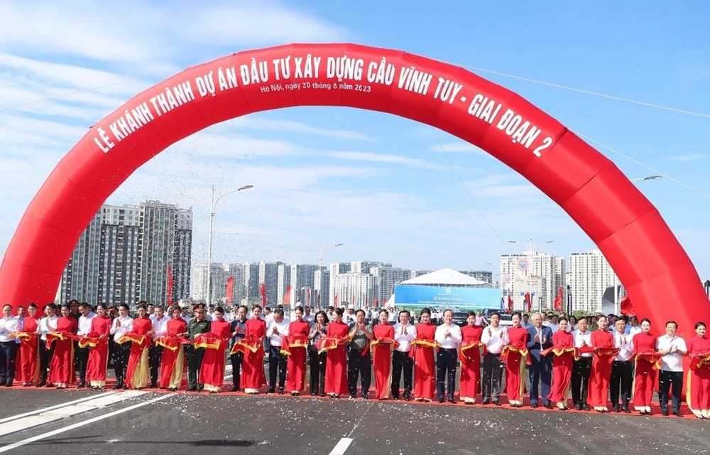 Thủ tướng Chính phủ Phạm Minh Chính và các lãnh đạo Ủy ban Nhân dân thành phố Hà Nội cắt băng khánh thành Cầu Vĩnh Tuy giai đoạn 2. (Ảnh: Việt Hùng/Vietnam+)