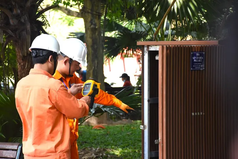 EVNHANOI tăng cường kiểm tra tình trạng vận hành của thiết bị xung quanh khu vực Hồ Hoàn Kiếm EVNHANOI tăng cường kiểm tra tình trạng vận hành của thiết bị xung quanh khu vực Hồ Hoàn Kiếm