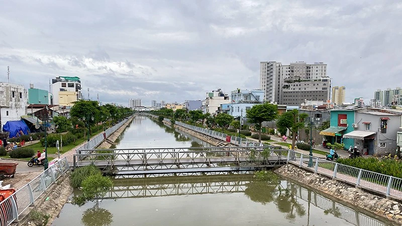 Người dân sống gần rạch Ụ Cây (Quận 8) có môi trường sống tốt hơn sau cải tạo nhà ở ven và trên kênh rạch.