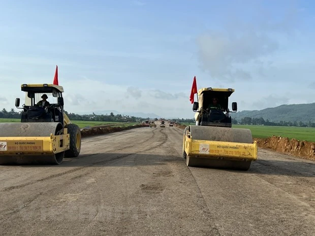 Nhà thầu thi công nền đường một đoạn tuyến cao tốc. (Ảnh: Việt Hùng/Vietnam+)