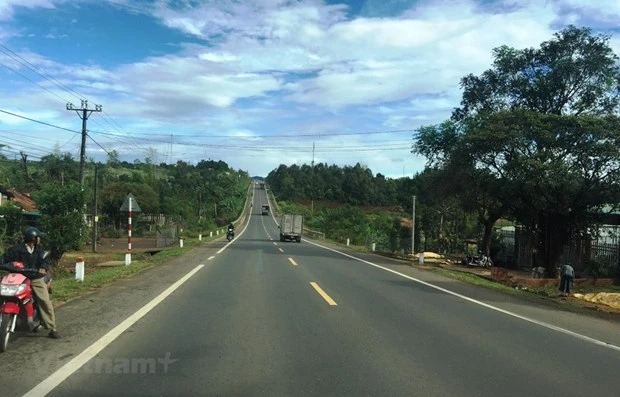 Phương tiện lưu thông trên một đoạn tuyến Quốc lộ. (Ảnh: Việt Hùng/Vietnam+)