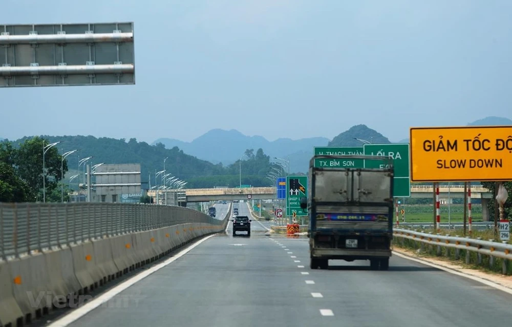 Phương tiện lưu thông trên đoạn tuyến Cao tốc Bắc-Nam phía Đông được đưa vào vận hành, khai thác. (Ảnh: Việt Hùng/Vietnam+)