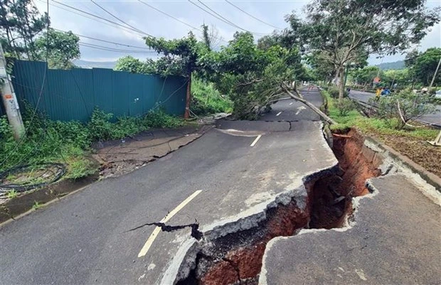 Một điểm sạt trượt trên Đường Hồ Chí Minh, đoạn qua phường Nghĩa Thành, thành phố Gia Nghĩa (Đắk Nông), hồi đầu tháng 8/2023. (Ảnh: Hưng Thịnh/TTXVN)