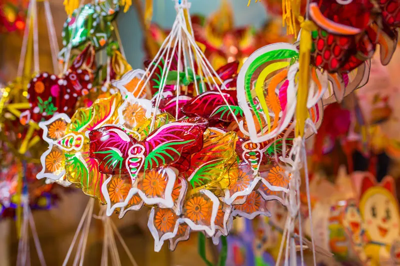 Hoạt động làm đèn trung thu truyền thống trong lễ hội “Rước đèn đêm trăng&quot;