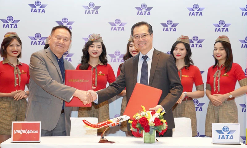 Ông Philip Goh - Phó Chủ tịch IATA khu vực Châu Á - Thái Bình Dương và Phó Tổng giám đốc Vietjet, Chủ tịch Học viện Hàng không Vietjet, ông Lương Thế Phúc (trái) ký kết hợp tác đưa Học viện Hàng không Vietjet tham gia mạng lưới đào tạo quốc tế của IATA