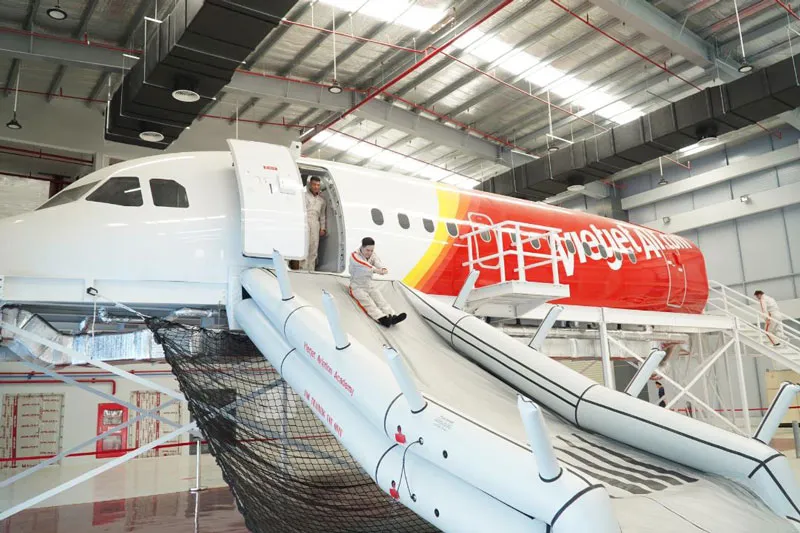 Học viên Học viện Hàng không Vietjet trong một buổi thực hành.