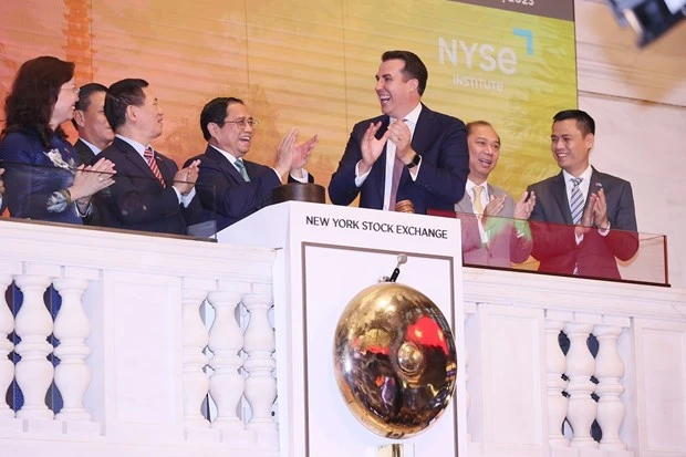 Thủ tướng Phạm Minh Chính rung chuông khai mạc phiên giao dịch Sàn Chứng khoán New York (NYSE). (Ảnh: Dương Giang/TTXVN)