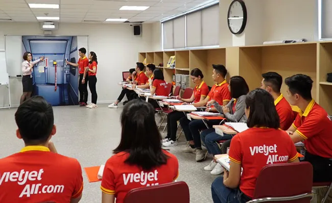 Gần 395.000 lượt học viên đã được huấn luyện, đào tạo tại Học viện Hàng không Vietjet những năm qua, không chỉ đáp ứng nhu cầu đào tạo, phát triển nguồn nhân lực của riêng Vietjet mà còn cả ngành hàng không khu vực và thế giới. Gần 395.000 lượt học viên đã được huấn luyện, đào tạo tại Học viện Hàng không Vietjet những năm qua, không chỉ đáp ứng nhu cầu đào tạo, phát triển nguồn nhân lực của riêng Vietjet mà còn cả ngành hàng không khu vực và thế giới.