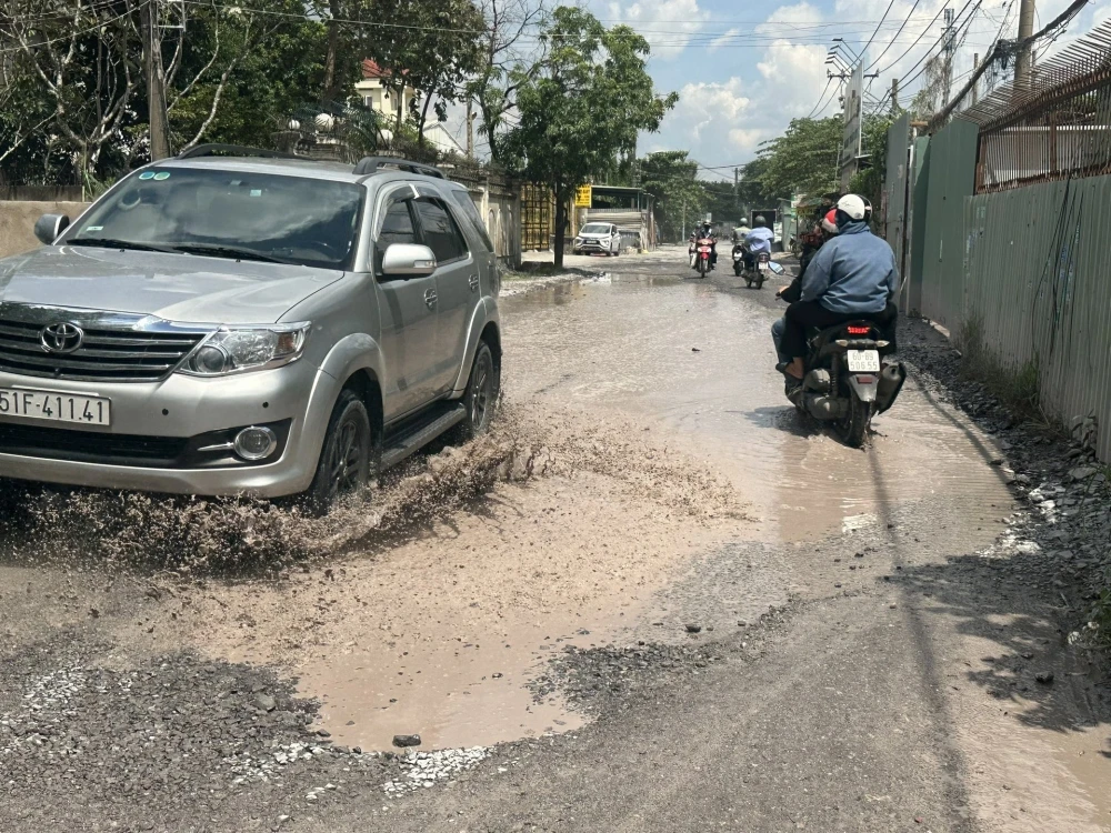 Đường Bưng Ông Thoàn, phường Tăng Nhơn Phú B, TP.Thủ Đức "chi chít" ổ gà, ổ voi