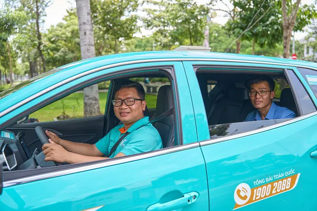 Anh Hoàng Văn Long (Bình Dương, ngồi ghế sau) là khách hàng thứ 6.000.001 của Xanh SM. Anh Hoàng Văn Long (Bình Dương, ngồi ghế sau) là khách hàng thứ 6.000.001 của Xanh SM.