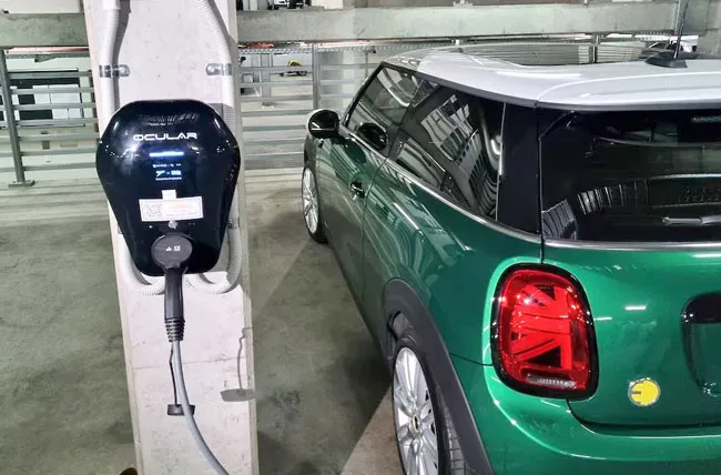 Tokyo, Nhật Bản áp dụng quy định bắt buộc tất cả chung cư mới đều phải trang bị bộ sạc xe điện. Ảnh: ABC News