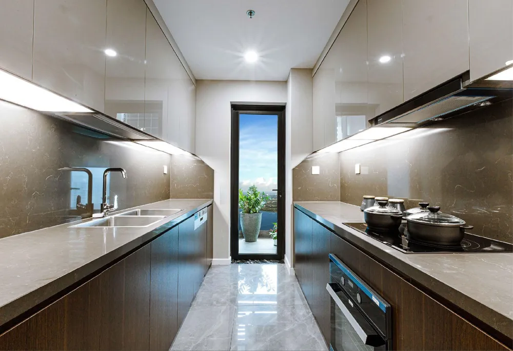 Nhà bếp căn hộ 2 phòng ngủ thiết kế hợp lý, có cửa mở ra ban công tạo sự thông thoáng