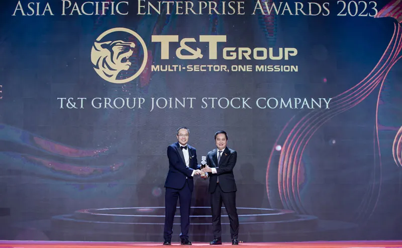 Ông Mai Xuân Sơn, Tổng Giám đốc T&T Group (bên phải) nhận cúp vinh danh Doanh nghiệp xuất sắc Châu Á 2023 cho T&T Group Ông Mai Xuân Sơn, Tổng Giám đốc T&T Group (bên phải) nhận cúp vinh danh Doanh nghiệp xuất sắc Châu Á 2023 cho T&T Group