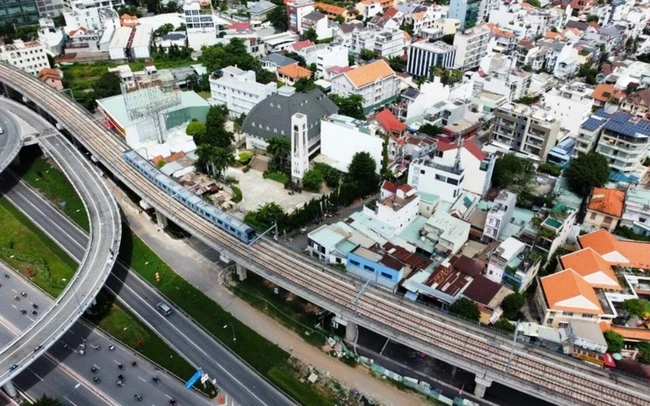 Từ trên cao có thể thấy đoàn tàu metro số 1 thử nghiệm. Ảnh: Báo Giao thông