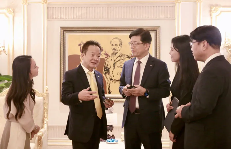 Ông Đỗ Quang Hiển, Chủ tịch UBCL Tập đoàn T&T Group trao đổi tiềm năng, cơ hội hợp tác với ông Bin Dae-in, Chủ tịch HĐQT kiêm TGĐ Tập đoàn Tài chính BNK. Ông Đỗ Quang Hiển, Chủ tịch UBCL Tập đoàn T&T Group trao đổi tiềm năng, cơ hội hợp tác với ông Bin Dae-in, Chủ tịch HĐQT kiêm TGĐ Tập đoàn Tài chính BNK.