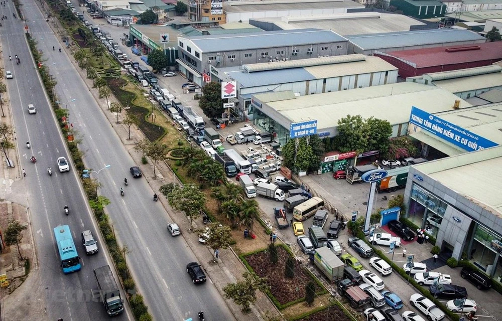 Ùn tắc, quá tải tại các trung tâm đăng kiểm có nguy cơ tái diễn ở nhiều tỉnh, thành. (Ảnh: Hoài Nam/Vietnam+)