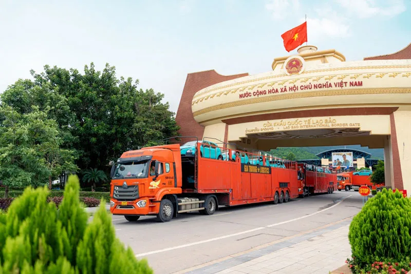 Lô xe Xanh SM đầu tiên được vận chuyển sang Lào. Lô xe Xanh SM đầu tiên được vận chuyển sang Lào.