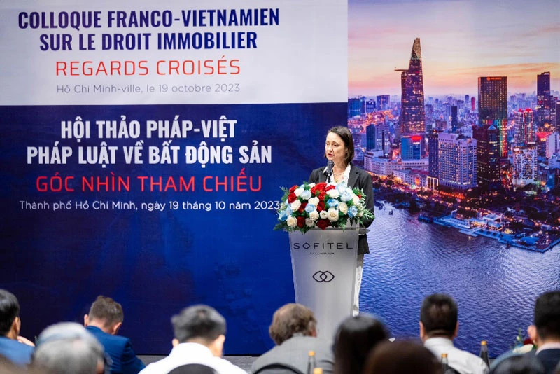 Tổng lãnh sự Pháp tại TPHCM Emmanuelle Pavillon-Grosser phát biểu tại hội thảo.