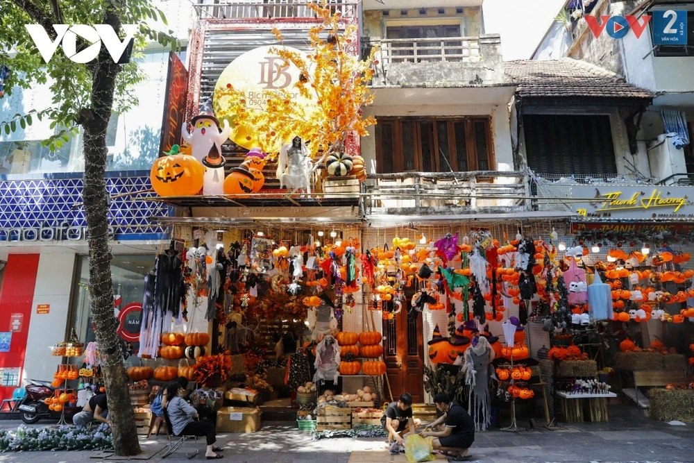 Lễ hội hóa trang Halloween được tổ chức vào đêm 31/10 hàng năm. Trước Halloween, phố Hàng Mã (quận Hoàn Kiếm, Hà Nội) khoác lên mình diện mạo mới với nhiều đồ chơi màu sắc, độc và kinh dị để đón du khách đến mua sắm và tham quan.