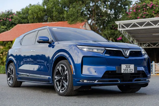 Cận cảnh chiếc VinFast VF 9 mang gam màu VinFast Blue chuyên chở các siêu sao tham dự Đại nhạc hội 8Wonder tại Nha Trang vừa qua. Cận cảnh chiếc VinFast VF 9 mang gam màu VinFast Blue chuyên chở các siêu sao tham dự Đại nhạc hội 8Wonder tại Nha Trang vừa qua.