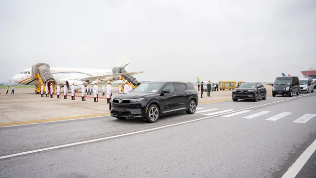 Dàn xe VinFast VF 9 hộ tống các chính trị gia hàng đầu khu vực. Dàn xe VinFast VF 9 hộ tống các chính trị gia hàng đầu khu vực.