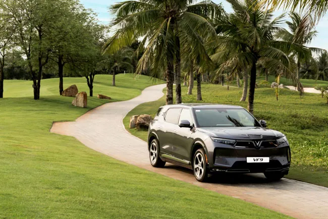 VinFast VF 9 có chiều dài cơ sở lên đến 3.150mm cùng không gian nội thất được tối ưu nhằm mang đến sự thoáng đãng, thoải mái cho người sử dụng. VinFast VF 9 có chiều dài cơ sở lên đến 3.150mm cùng không gian nội thất được tối ưu nhằm mang đến sự thoáng đãng, thoải mái cho người sử dụng.