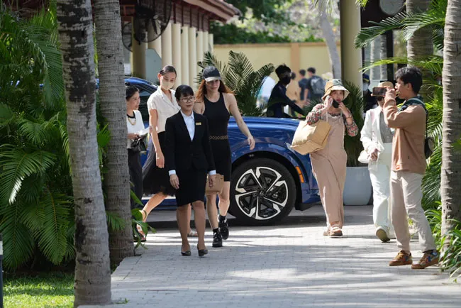 “Nữ hoàng giải trí” Hồ Ngọc Hà xuất hiện cùng VinFast VF 9 trong những buổi tổng duyệt chương trình Đại nhạc hội 8Wonder. “Nữ hoàng giải trí” Hồ Ngọc Hà xuất hiện cùng VinFast VF 9 trong những buổi tổng duyệt chương trình Đại nhạc hội 8Wonder.