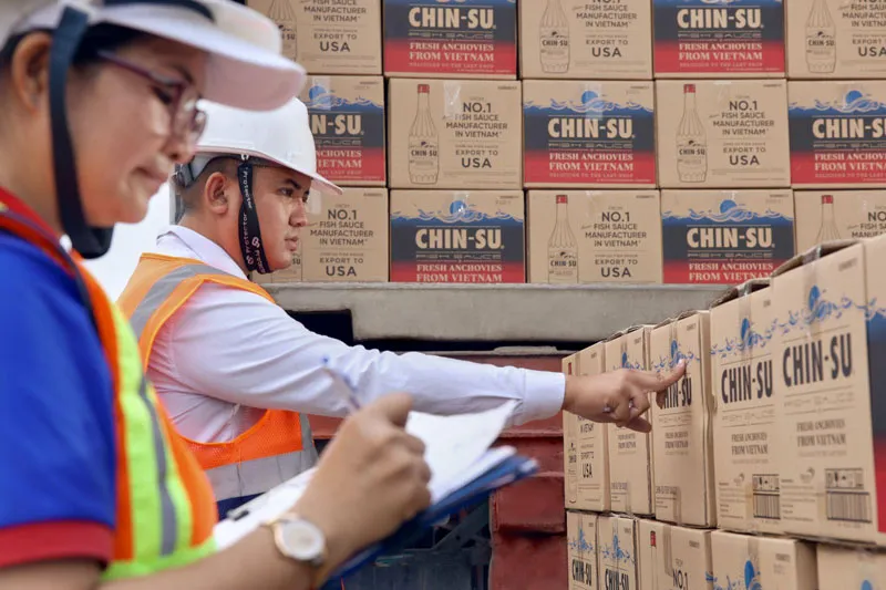 Trước khi được đưa ra thị trường, tất cả các chai nước mắm Chin-su Cá Cơm Biển Đông đều phải trải qua quá trình kiểm duyệt nghiêm ngặt. Trước khi được đưa ra thị trường, tất cả các chai nước mắm Chin-su Cá Cơm Biển Đông đều phải trải qua quá trình kiểm duyệt nghiêm ngặt.