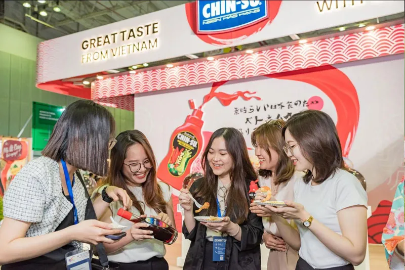 Nếu vị cay nồng của tương ớt Chin-su giúp món ăn “bùng nổ” thì vị đậm đà của nước mắm Chin-su đã góp phần thăng hoa hương vị cho nhiều đặc sản. Nếu vị cay nồng của tương ớt Chin-su giúp món ăn “bùng nổ” thì vị đậm đà của nước mắm Chin-su đã góp phần thăng hoa hương vị cho nhiều đặc sản.