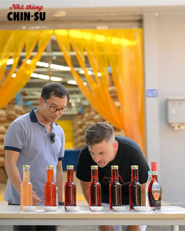 Từ trái sang là các chai mắm qua từng giai đoạn ủ, lần lượt là 1, 3, 5, 7, 9 và 12 tháng. Có thể thấy sắc mắm chuyển dần sang màu nâu cánh gián bóng bẩy đẹp mắt, đó là khi hương vị nước mắm đã sánh lại, đạt chuẩn để trao đến tay người tiêu dùng. Từ trái sang là các chai mắm qua từng giai đoạn ủ, lần lượt là 1, 3, 5, 7, 9 và 12 tháng. Có thể thấy sắc mắm chuyển dần sang màu nâu cánh gián bóng bẩy đẹp mắt, đó là khi hương vị nước mắm đã sánh lại, đạt chuẩn để trao đến tay người tiêu dùng.