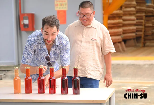 Chàng Tây được giới thiệu nước mắm từ lúc bắt đầu ủ chượp cho đến lúc trở thành những giọt nước mắm đậm đà vị cá (từ trái sang phải theo tháng: 1, 3, 5, 7, 9, 12) Chàng Tây được giới thiệu nước mắm từ lúc bắt đầu ủ chượp cho đến lúc trở thành những giọt nước mắm đậm đà vị cá (từ trái sang phải theo tháng: 1, 3, 5, 7, 9, 12)