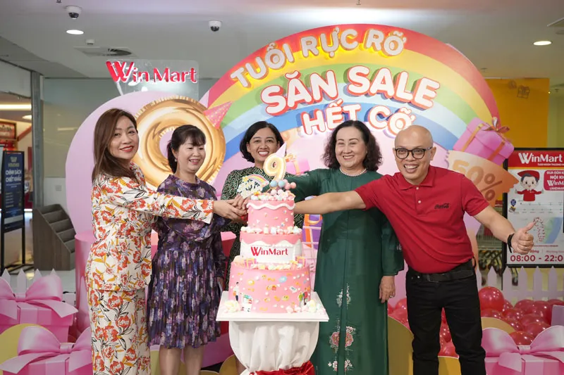 Đại diện WinCommerce cùng đối tác cắt bánh sinh nhật WinMart.
