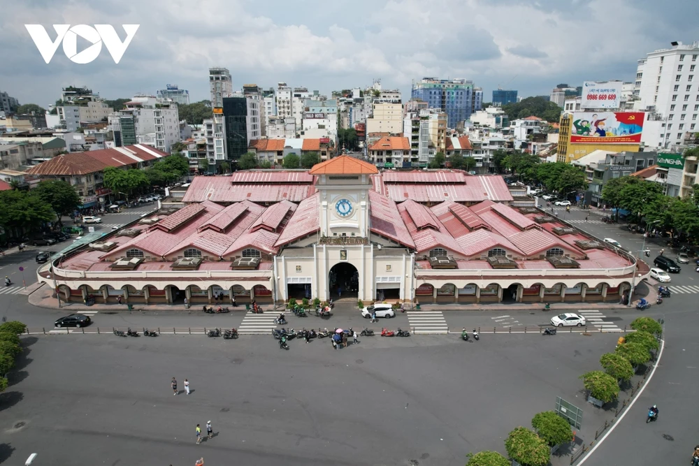 Chợ Bến Thành là điểm tham quan không thể thiếu trong lịch trình city tour của du khách. Nhìn từ trên cao mái chợ chi chiết mảng chắp vá chống dột (Ảnh: Tỷ Huỳnh) 